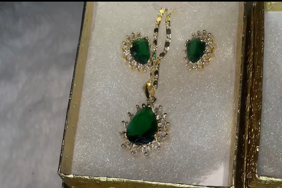 Emerald green necklace set with earrings